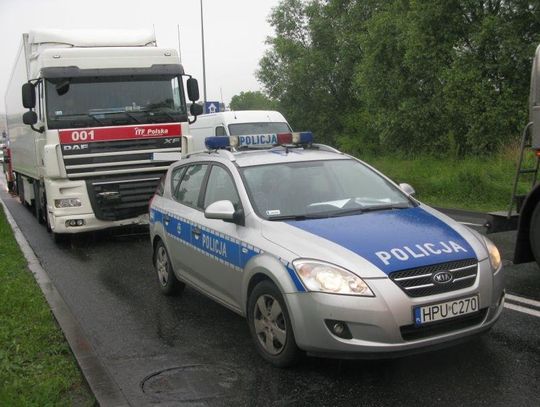 Wpadł w poślizg i wjechał pod tira ZDJĘCIA