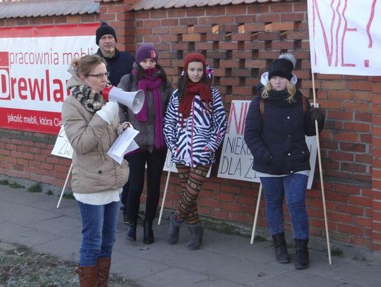 „Wpuśćcie nas do schroniska!” Wolontariusze protestują ZDJĘCIA