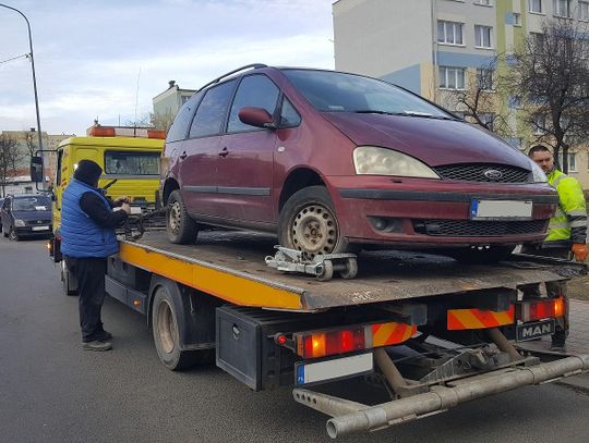 Wraki znikają z ulic Kalisza. Ruszyło usuwanie zdezelowanych aut ZDJĘCIA i WIDEO