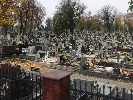 Wspomnienie zmarłych w cieniu pandemii. Jak poradzić sobie z brakiem możliwości pójścia na groby bliskich?