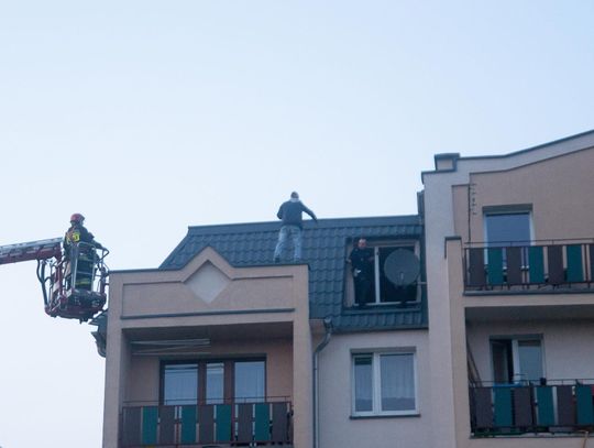 Wszedł na dach budynku i zagroził, że skoczy ZDJĘCIA