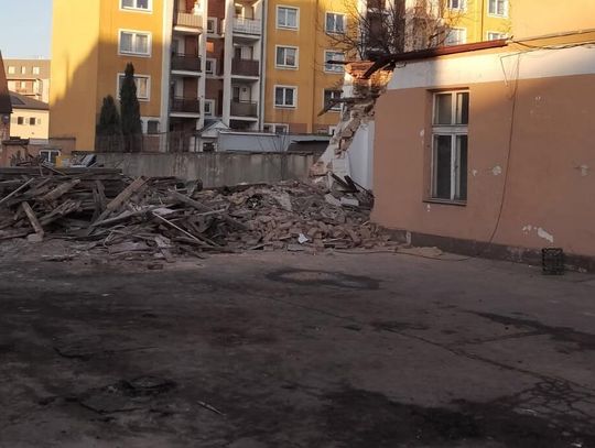 Wyburzają dom z chorym lokatorem. INTERWENIUJĄ władze miasta