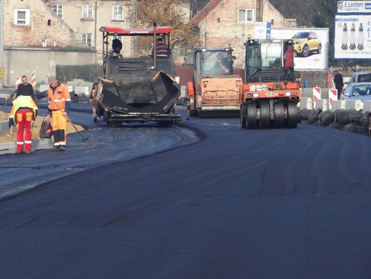 Wylewają asfalt na Łódzkiej. Pełna przepustowość już na Wszystkich Świętych? ZDJĘCIA