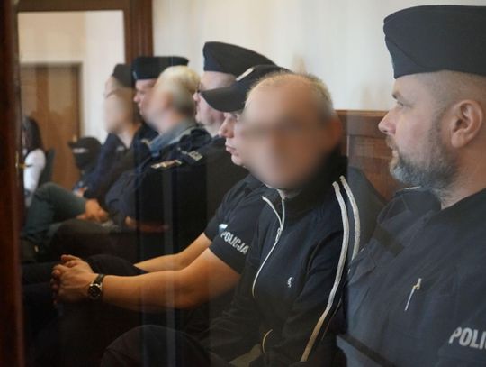 Wyłudzili pół miliarda złotych. Ruszył proces zorganizowanej grupy przestępczej, w sądzie policjanci z długą bronią