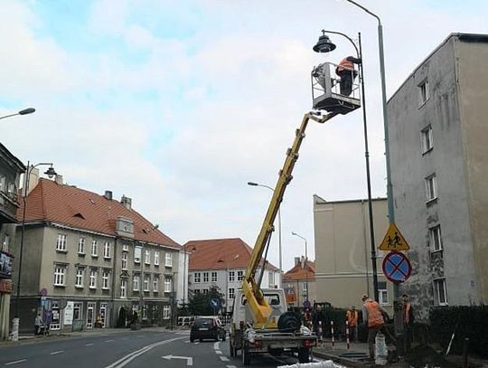 Wymieniają słupy oświetleniowe