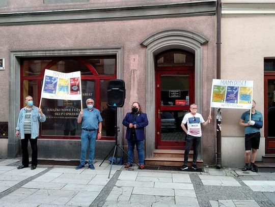 „WyPAD z Pałacu!”. Protest kaliskiego KOD-u ZDJĘCIA