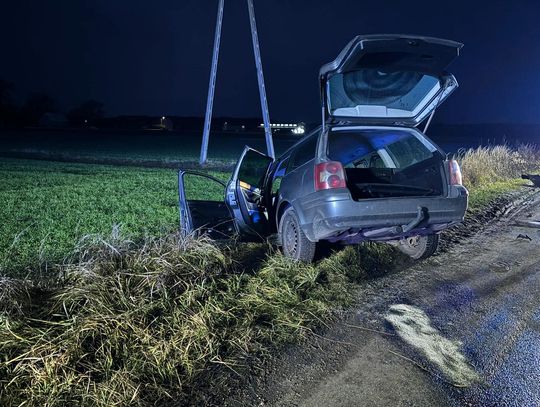 Stłuczka o poranku. Jeden błąd i dwa auta w rowie