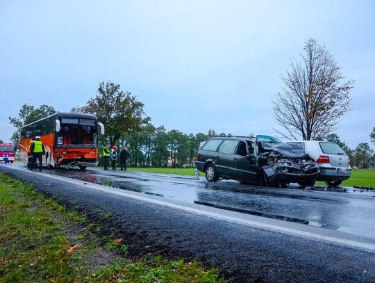 Wypadek autokaru z dziećmi. 10 osób  trafiło do szpitala ZDJĘCIA