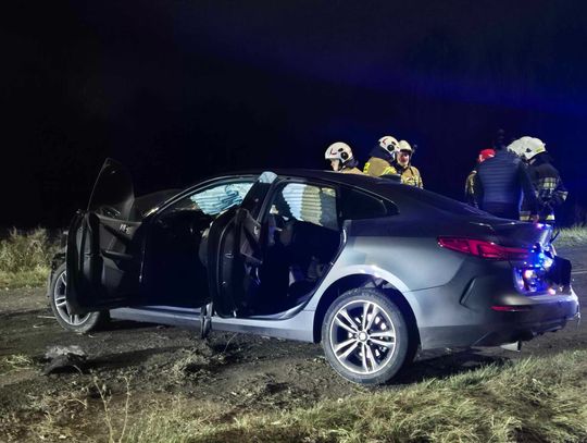 Wypadek BMW. W środku grupa młodych ludzi