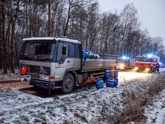 Wypadek ciężarówki przewożącej butle z gazem ZDJĘCIA