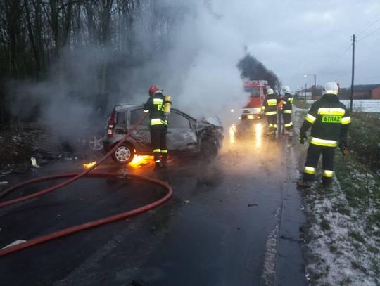 Wypadek i płomienie. Poszkodowane 4 osoby, w tym dzieci ZDJĘCIA