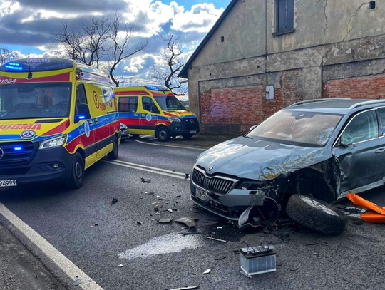 Wypadek na krajówce. Dwie osoby poszkodowane