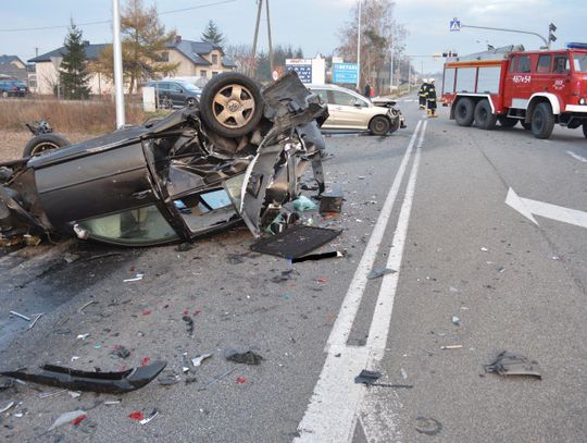 Wypadek na łuku drogi. Trzy osoby w szpitalu ZDJĘCIA