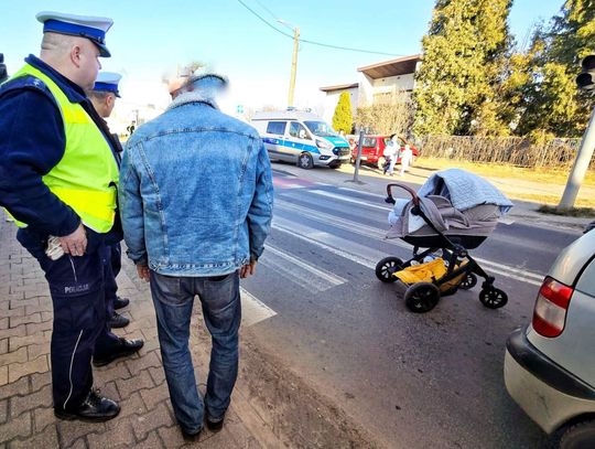 Wypadek na pasach. Kobieta z wózkiem potrącona przez samochód