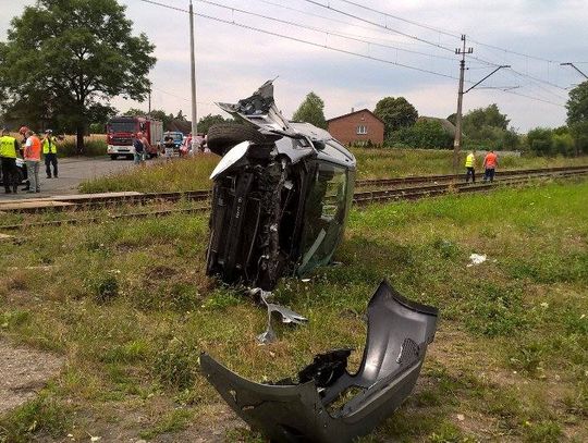 Wypadek na przejeździe kolejowym. Osobówka wjechała pod pociąg ZDJĘCIA