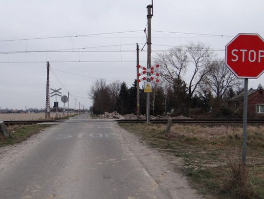 Wypadek na przejeździe kolejowym. Osobówka zderzyła się z pociągiem ZDJĘCIA