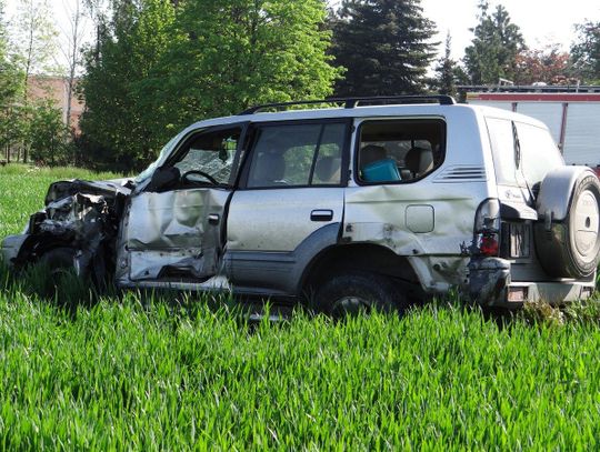 Wypadek na przejeździe kolejowym. Toyota zderzyła się z pociągiem ZDJĘCIA