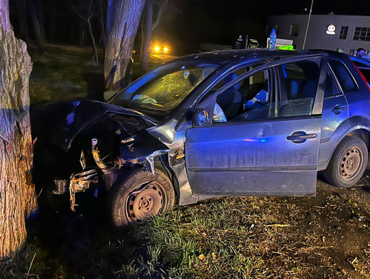 Wypadek na trasie Kalisz - Ostrów. Auto rozbiło się na drzewie