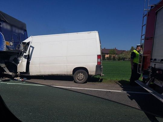 Wypadek na trasie Kalisz – Ostrów Wielkopolski. Bus zderzył się z ciężarówką