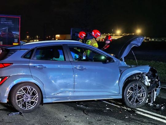 Wypadek na trasie Ostrów – Kalisz. Zderzyły się trzy auta Wypadek na trasie Ostrów – Kalisz. Zderzyły się trzy auta