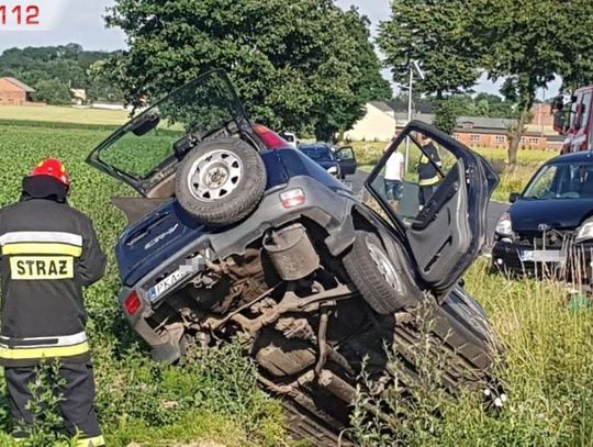 Wypadek na trasie Żelazków – Tykadłów. Trzy osoby w szpitalu ZDJĘCIA