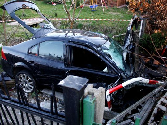 Wypadek na ul. Łódzkiej w Kaliszu. Za kierownicą 15-latek, obok pijany ojciec ZDJĘCIA