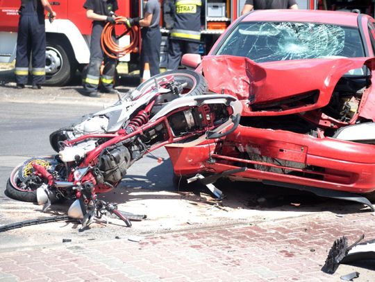 Wypadek na ul. św. Michała w Kaliszu. Motocykl zderzył się z osobówką ZDJĘCIA