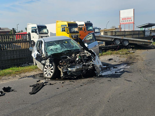 Wypadek pod Kaliszem. Jeden kierowca uwięziony we wraku