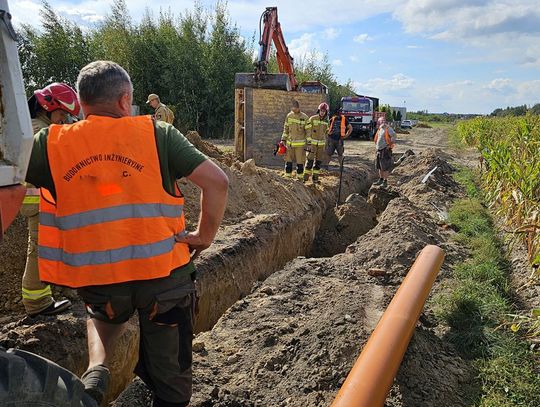 Wypadek przy pracy? Mężczyzna został przysypany w dziurze