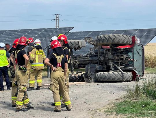 Wypadek przy pracy na polu. Traktor przewrócił się na bok