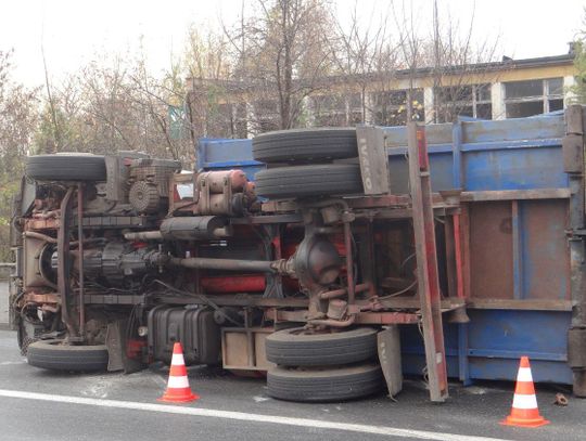 Wypadek przy więzieniu: ciężarówka na boku ZDJĘCIA