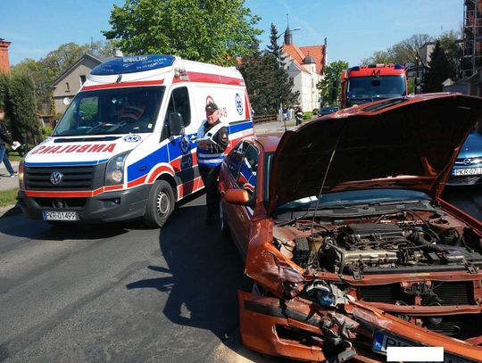 Wypadek w Krotoszynie. Nissan uderzył w betonowe ogrodzenie ZDJĘCIA