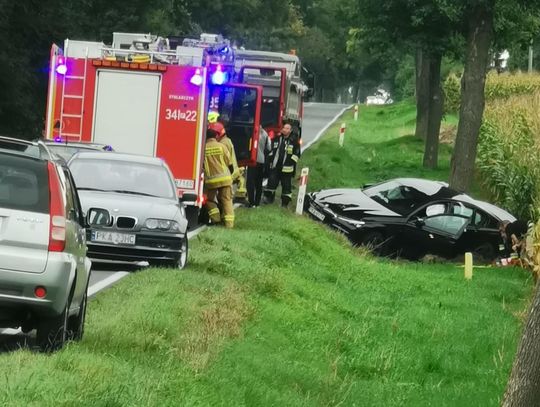 Wypadek w Nadzieży koło Kalisza. BMW zderzyło się z ciężarówką