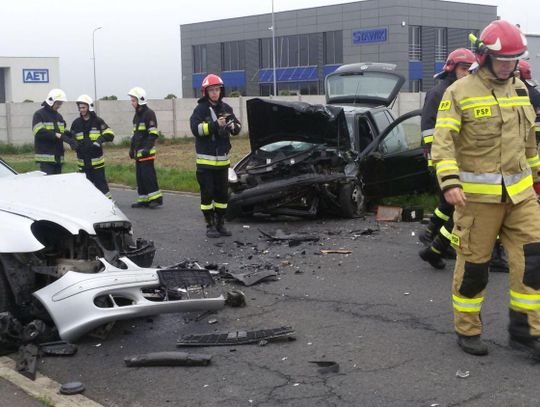 Wypadek w Ostrowie Wielkopolskim, dwie osoby ranne ZDJĘCIA