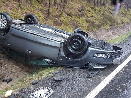 O krok od dramatu. Dachowanie i zderzenie z ciężarówką w powiecie ZDJĘCIA