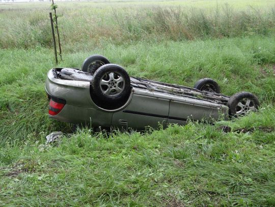 Wypadek w Skarszewie. Samochód z dziećmi dachował w rowie ZDJĘCIA