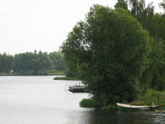 Wypadek w Szałem: mężczyzna wypadł z łodzi na środku zalewu