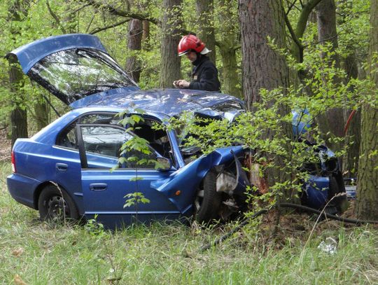 Wypadek w Szałem. Samochód uderzył w drzewo ZDJĘCIA