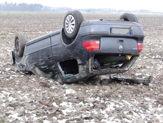 Wypadł z drogi, dachował w rowie ZDJĘCIA