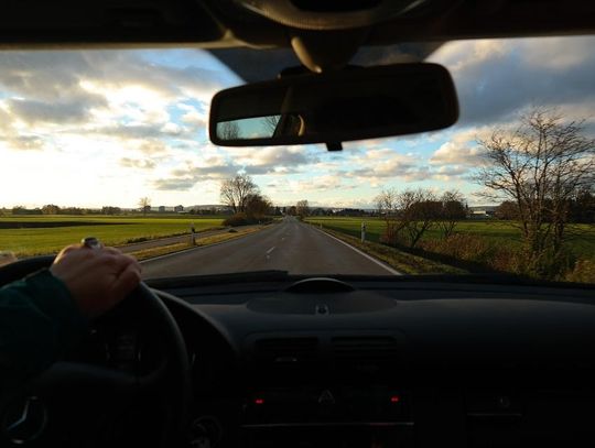 Wypadł z drogi i dachował w polu