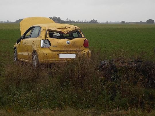 Wypadł z drogi i koziołkował. Zatrzymał się w polu ZDJĘCIA