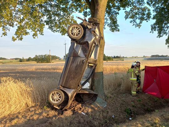 Wypadł z drogi i uderzył w drzewo. Kierowca zginął na miejscu