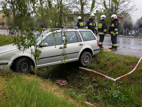 Wypadł z drogi i zawisł nad rowem. Kierowca pijany, w aucie dzieci ZDJĘCIA