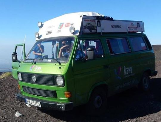 Wyprawa marzeń przerwana! Młodym podróżnikom w Rzymie skradziono busa