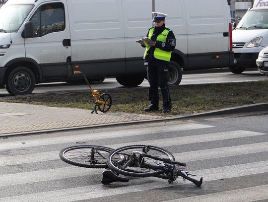 Wyprzedzał na przejściu dla pieszych i potrącił rowerzystę ZDJĘCIA