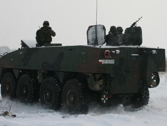 Wyprzedzał transport wojskowy i zderzył się z pancernym Rosomakiem