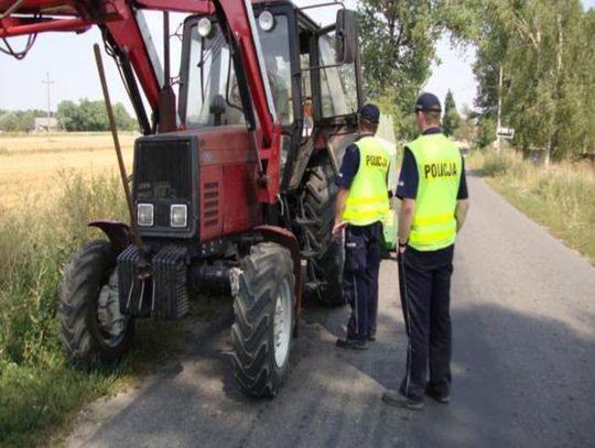 Wysiadł z ciągnika i upadł. Był kompletnie pijany