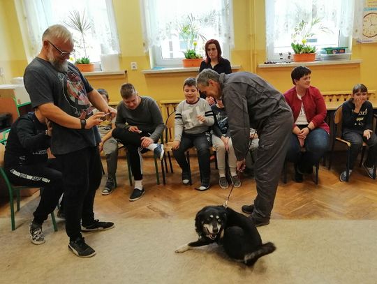 Z czworonogami po szkołach ZDJĘCIA