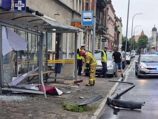 Z impetem wjechał w przystanek autobusowy i uciekł z miejsca zdarzenia