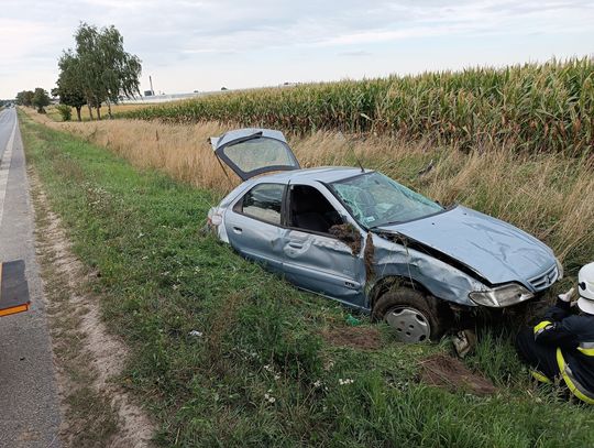 Z obrażeniami ciała szli poboczem na krajówce. Wcześniej po pijaku dachowali